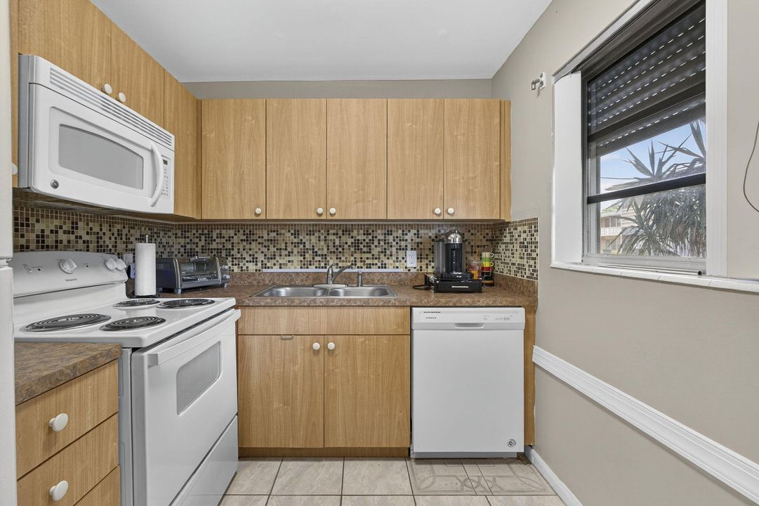For Sale: $149,000 (2 beds, 1 baths, 798 Square Feet)