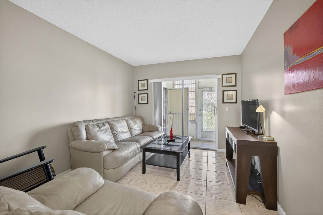 For Sale: $149,000 (2 beds, 1 baths, 798 Square Feet)