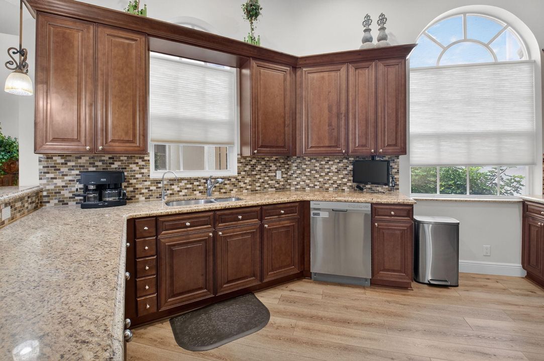 出租: $6,000 (3 贝兹, 2 浴室, 1755 平方英尺)