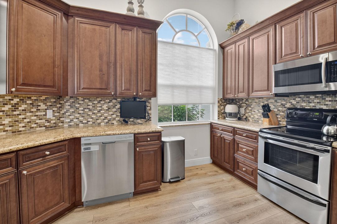 出租: $6,000 (3 贝兹, 2 浴室, 1755 平方英尺)