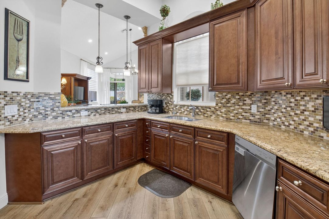 出租: $6,000 (3 贝兹, 2 浴室, 1755 平方英尺)