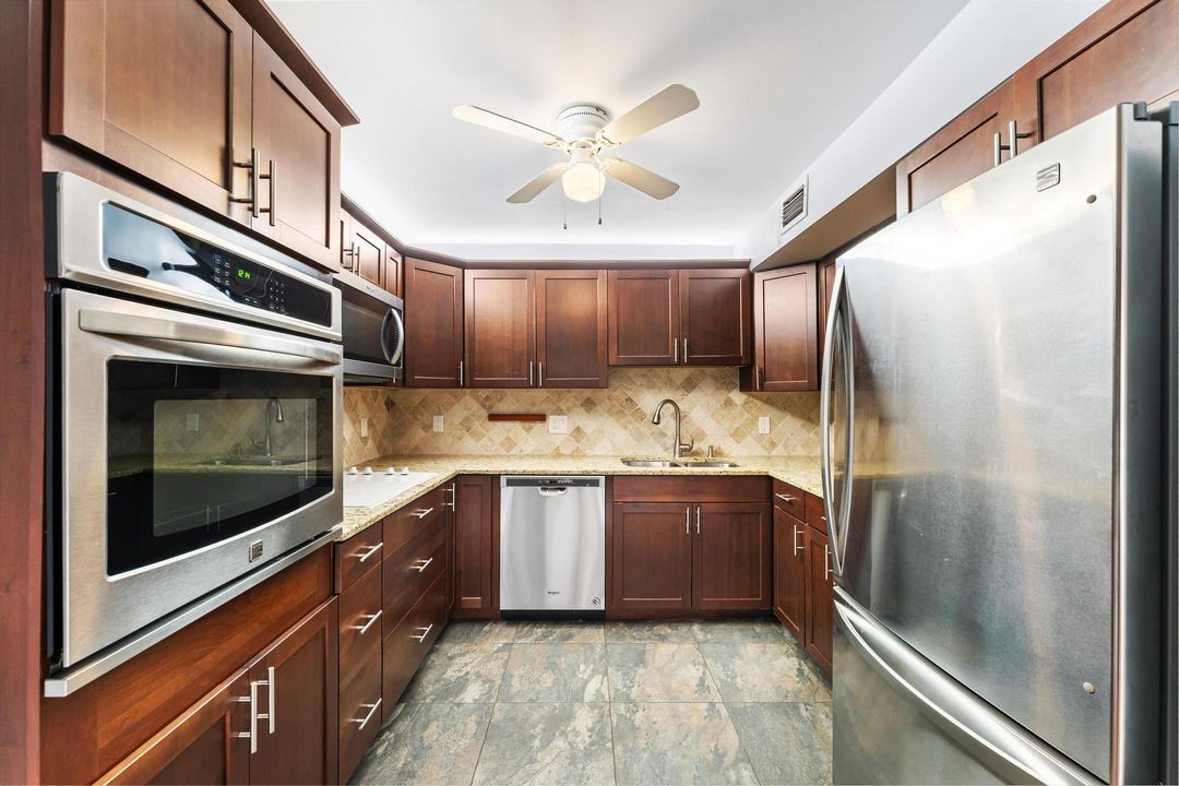 For Sale: $165,000 (2 beds, 2 baths, 1062 Square Feet)