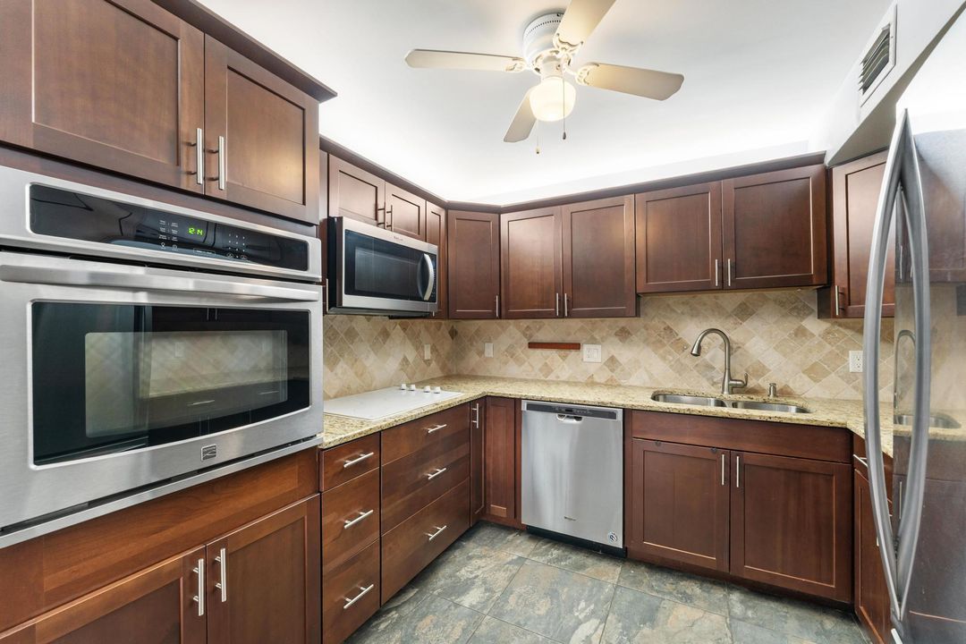 For Sale: $165,000 (2 beds, 2 baths, 1062 Square Feet)