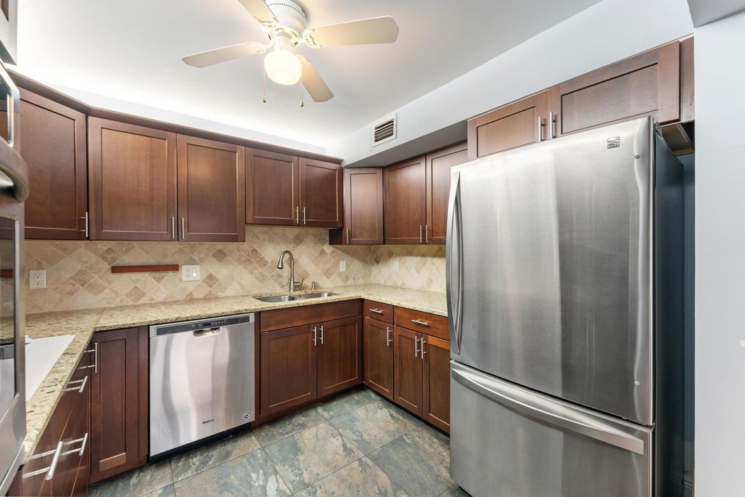 For Sale: $165,000 (2 beds, 2 baths, 1062 Square Feet)