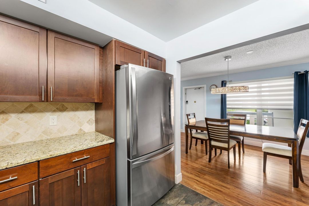 For Sale: $165,000 (2 beds, 2 baths, 1062 Square Feet)