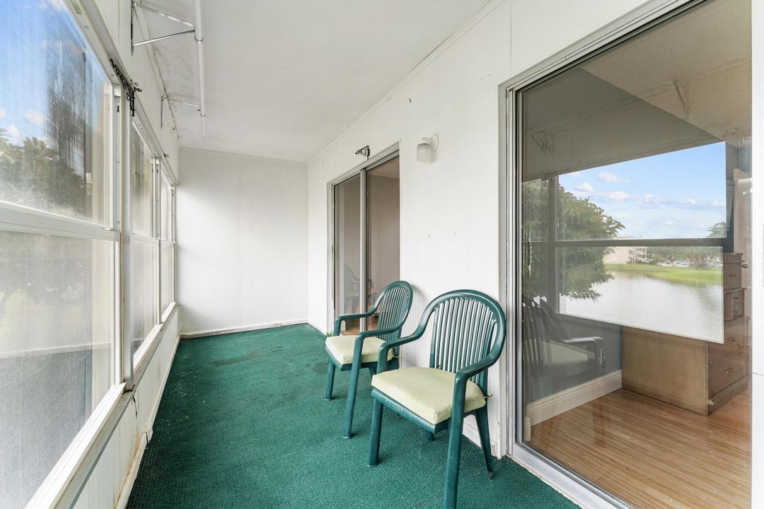 For Sale: $165,000 (2 beds, 2 baths, 1062 Square Feet)