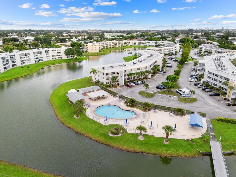 For Sale: $165,000 (2 beds, 2 baths, 1062 Square Feet)