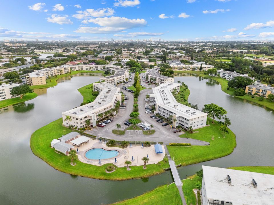 For Sale: $165,000 (2 beds, 2 baths, 1062 Square Feet)