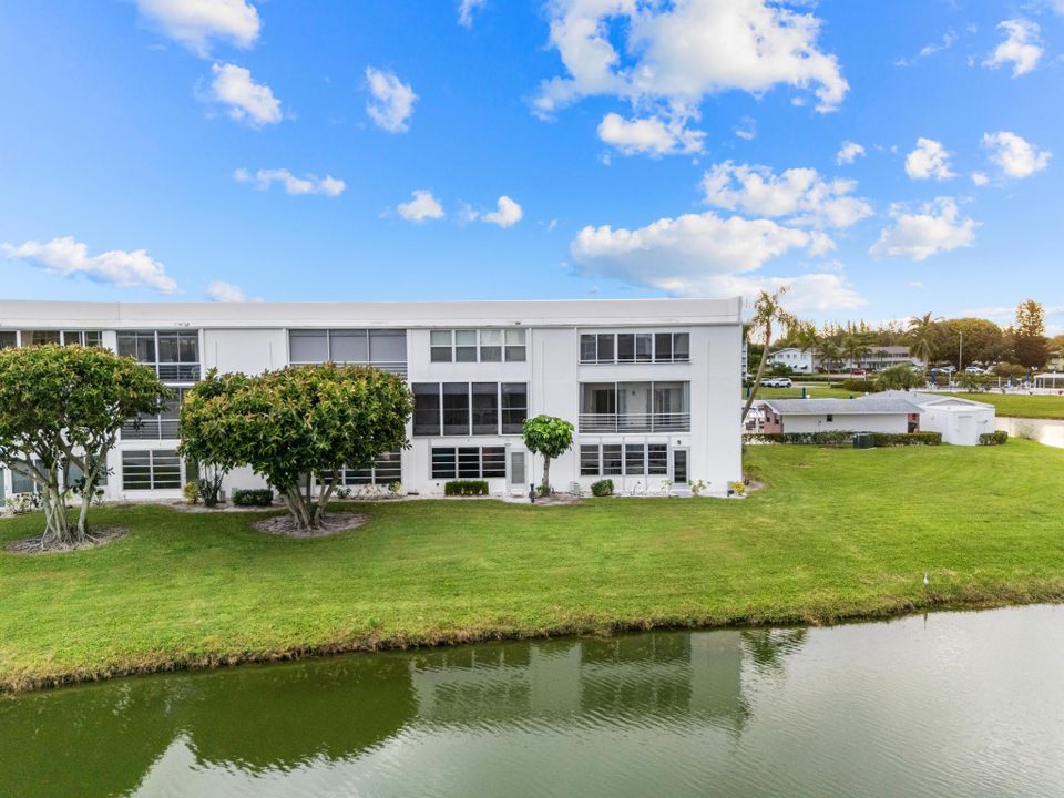 For Sale: $165,000 (2 beds, 2 baths, 1062 Square Feet)