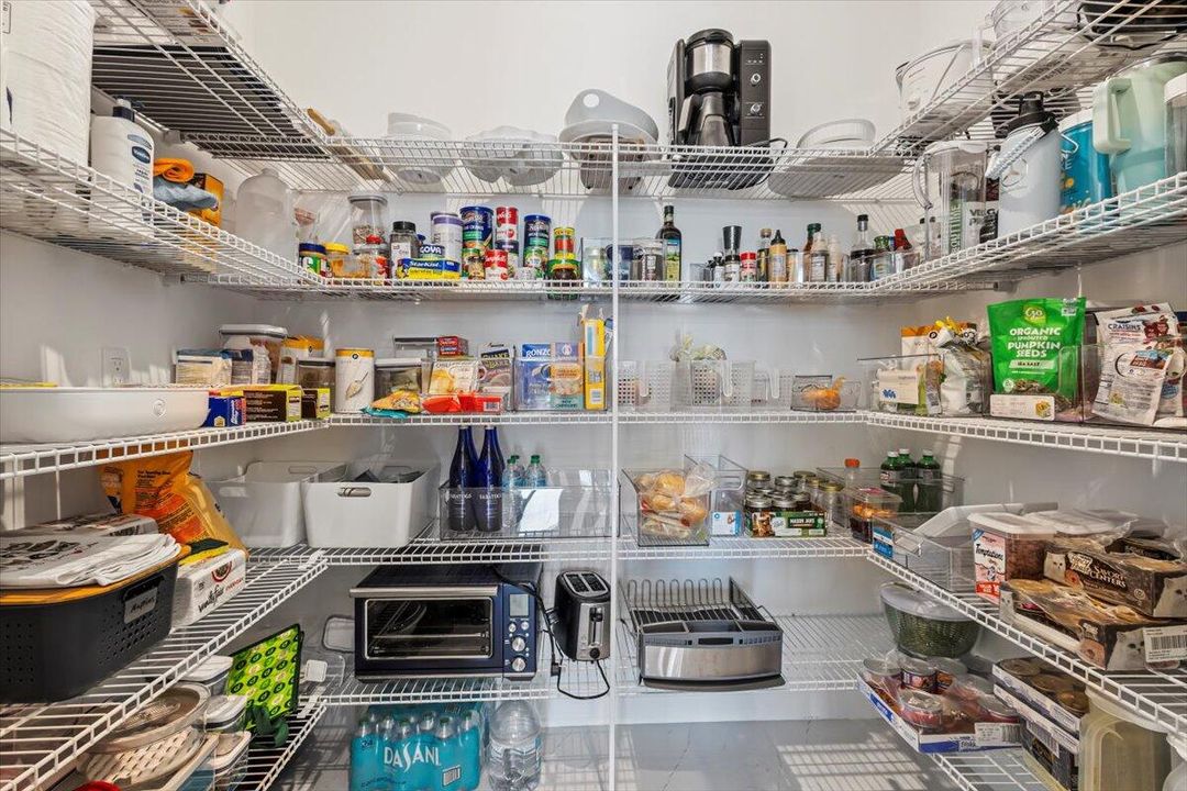 For Sale: $800,000 (3 beds, 3 baths, 2490 Square Feet)