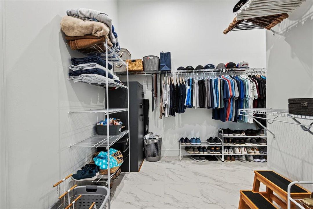 For Sale: $800,000 (3 beds, 3 baths, 2490 Square Feet)