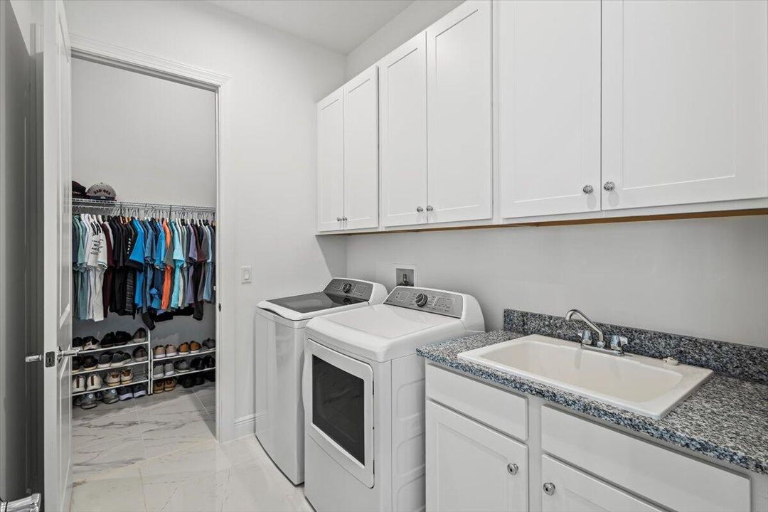 For Sale: $800,000 (3 beds, 3 baths, 2490 Square Feet)