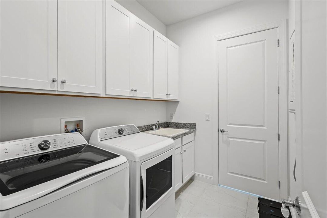 For Sale: $800,000 (3 beds, 3 baths, 2490 Square Feet)