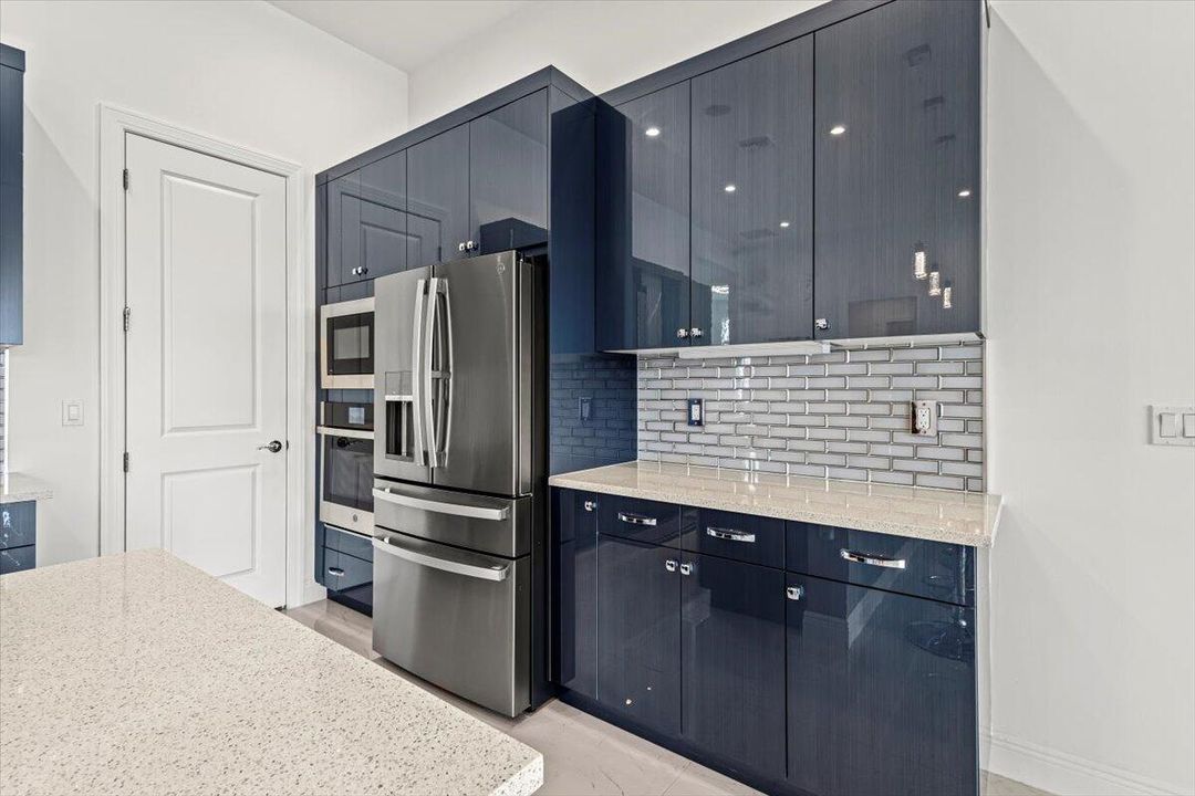 For Sale: $800,000 (3 beds, 3 baths, 2490 Square Feet)