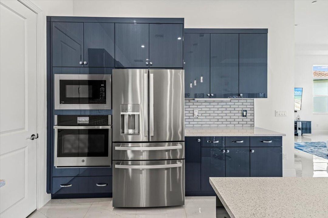 For Sale: $800,000 (3 beds, 3 baths, 2490 Square Feet)