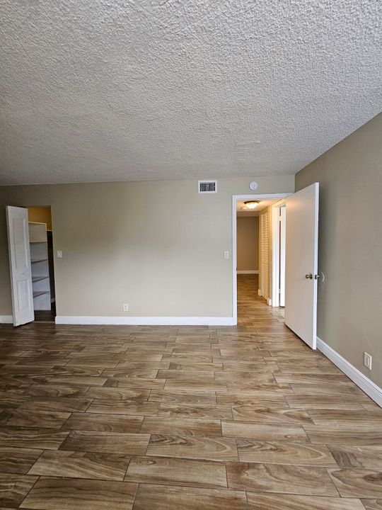 На продажу: $169,500 (2 спален, 1 ванн, 850 Квадратных фут)