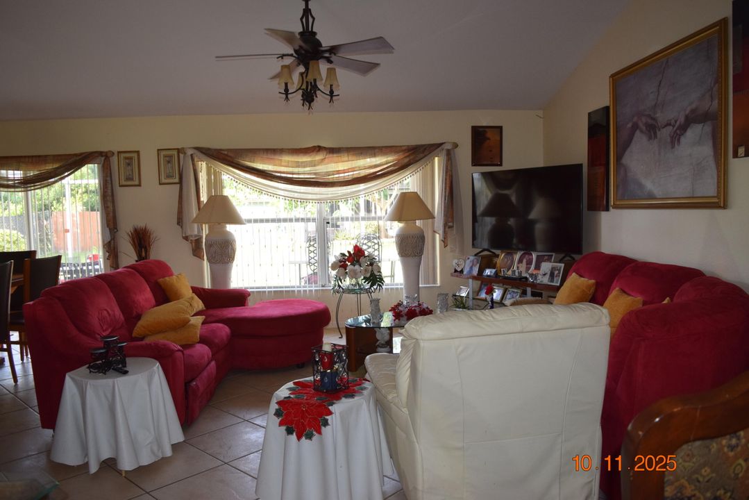 Activo con contrato: $2,300 (3 camas, 2 baños, 1477 Pies cuadrados)