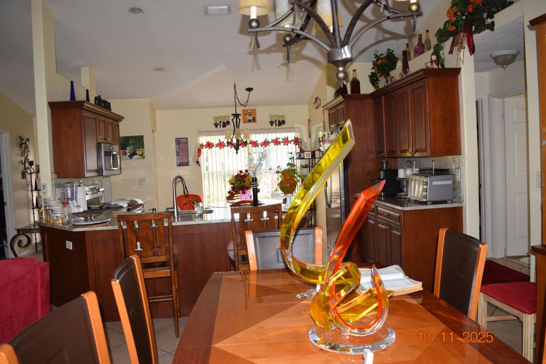 Activo con contrato: $2,300 (3 camas, 2 baños, 1477 Pies cuadrados)