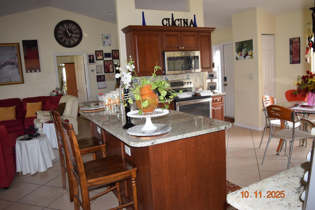 Activo con contrato: $2,300 (3 camas, 2 baños, 1477 Pies cuadrados)