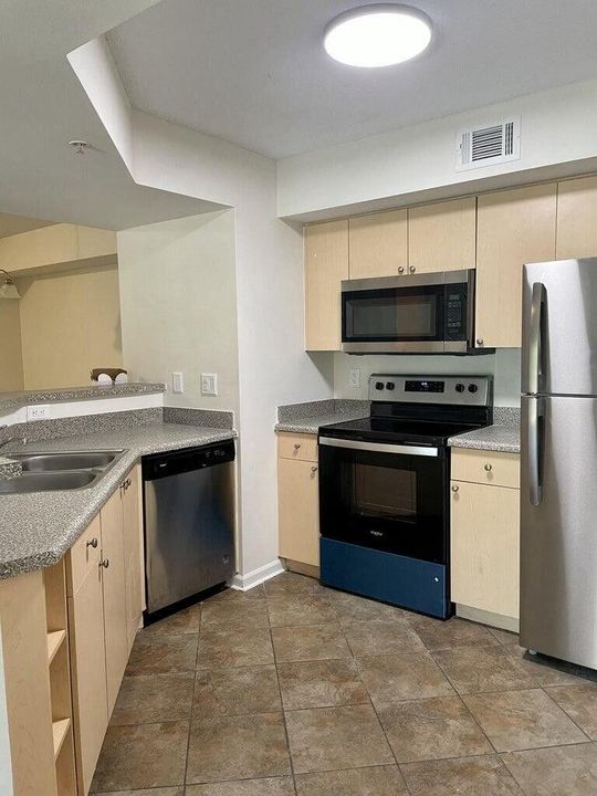 待售: $210,000 (1 贝兹, 1 浴室, 802 平方英尺)