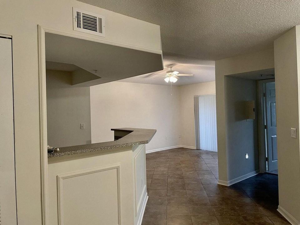 待售: $210,000 (1 贝兹, 1 浴室, 802 平方英尺)