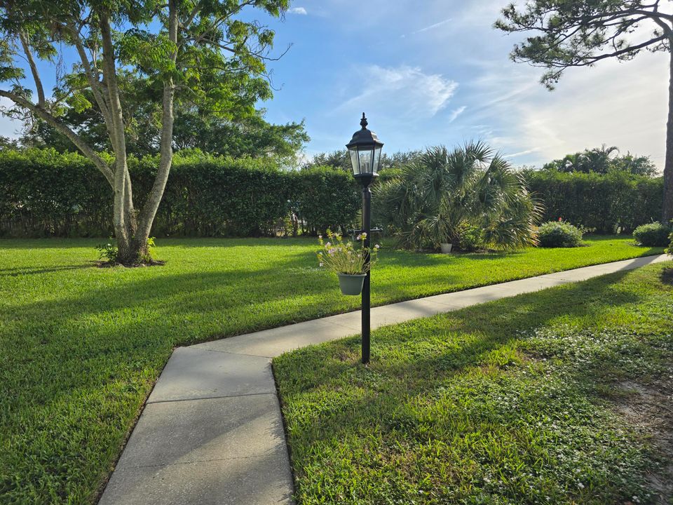 Active With Contract: $1,250 (1 beds, 1 baths, 682 Square Feet)