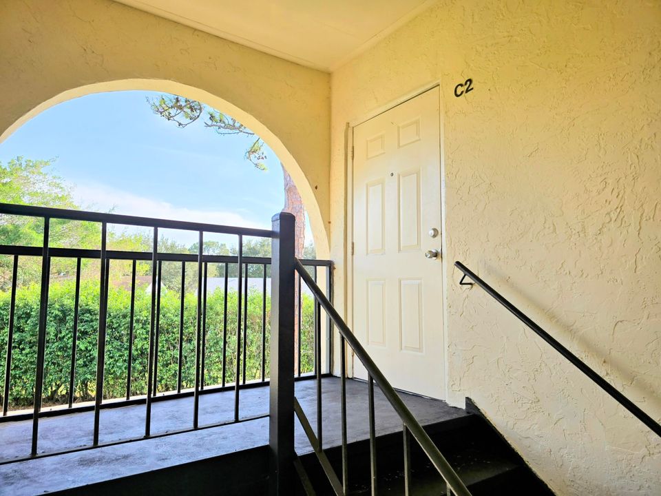 Active With Contract: $1,250 (1 beds, 1 baths, 682 Square Feet)