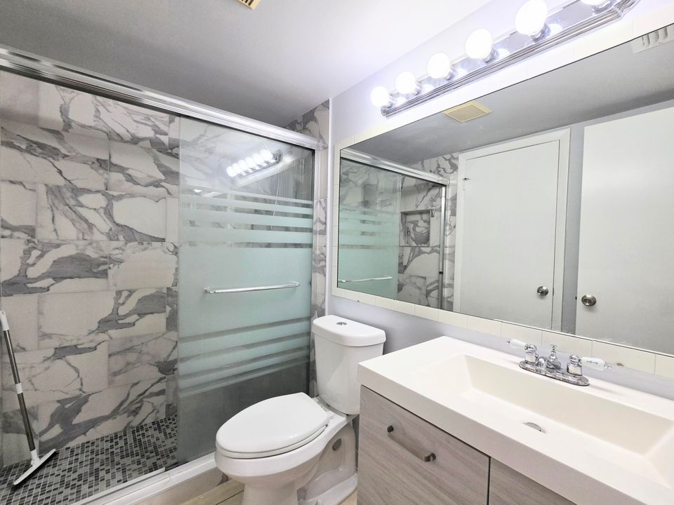 Active With Contract: $1,250 (1 beds, 1 baths, 682 Square Feet)
