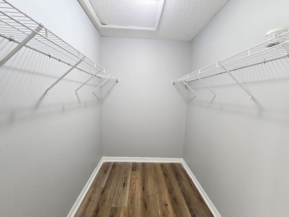 Active With Contract: $1,250 (1 beds, 1 baths, 682 Square Feet)