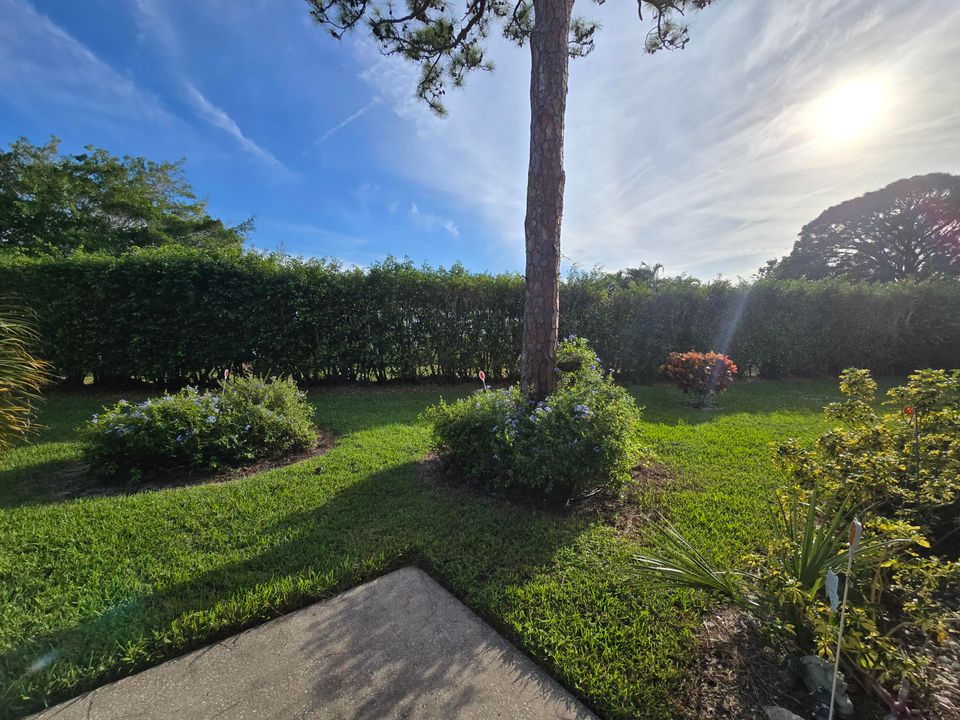 Active With Contract: $1,250 (1 beds, 1 baths, 682 Square Feet)