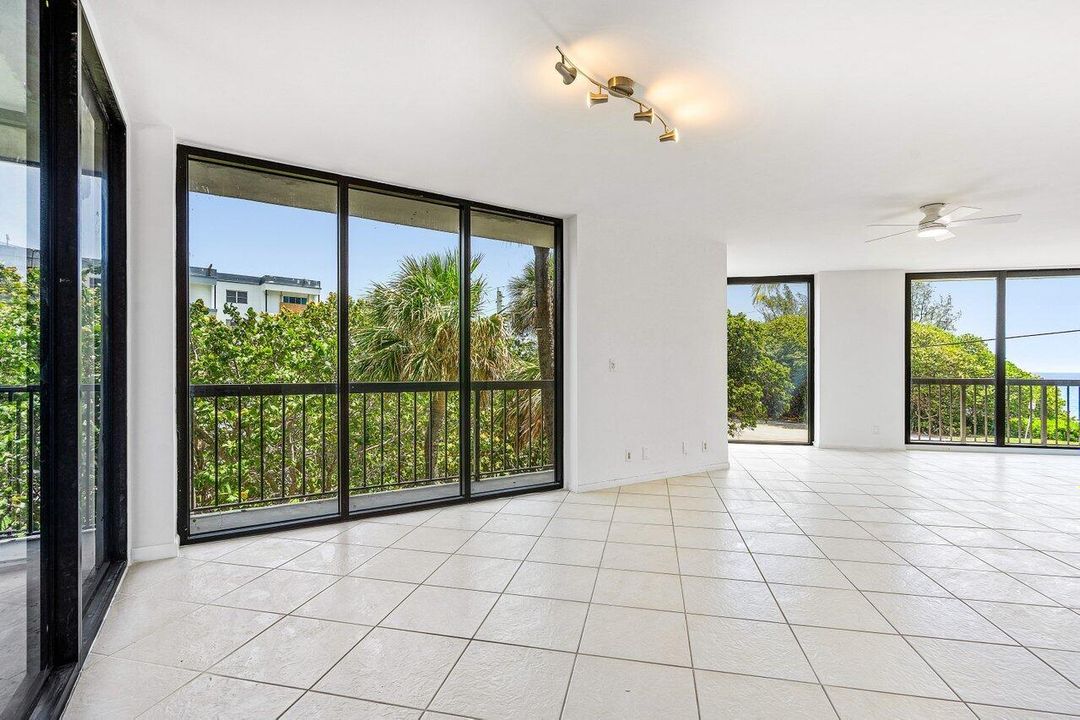 Active With Contract: $1,075,000 (3 beds, 3 baths, 2488 Square Feet)