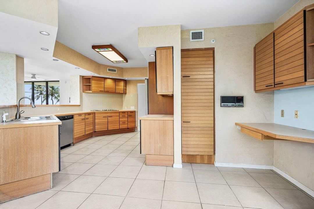 Active With Contract: $1,075,000 (3 beds, 3 baths, 2488 Square Feet)