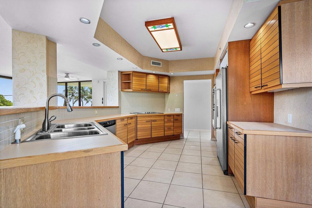 Active With Contract: $1,075,000 (3 beds, 3 baths, 2488 Square Feet)