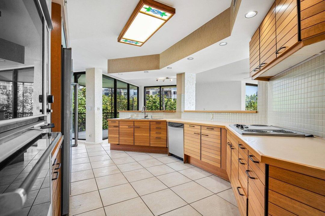 Active With Contract: $1,075,000 (3 beds, 3 baths, 2488 Square Feet)