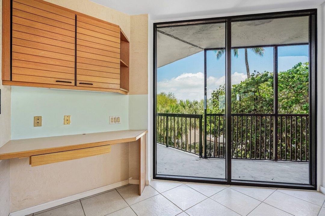 Active With Contract: $1,075,000 (3 beds, 3 baths, 2488 Square Feet)