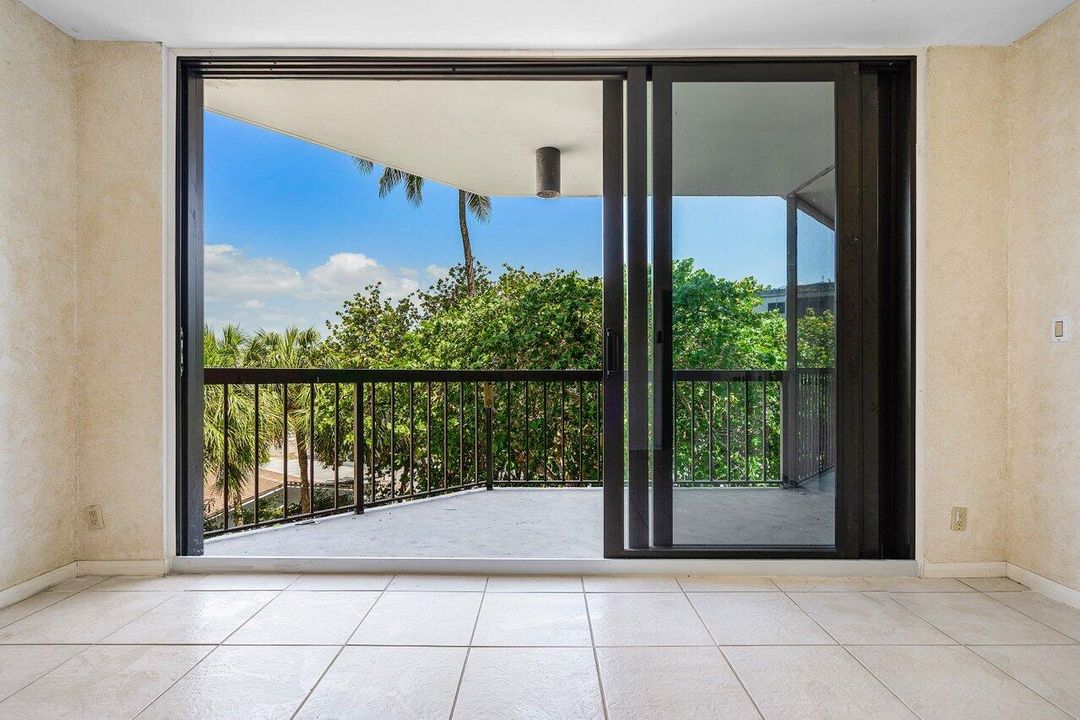 Active With Contract: $1,075,000 (3 beds, 3 baths, 2488 Square Feet)