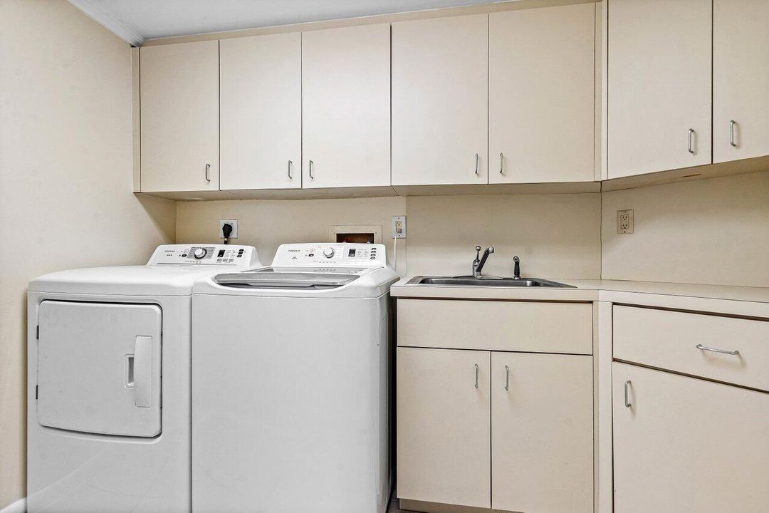 Active With Contract: $1,075,000 (3 beds, 3 baths, 2488 Square Feet)