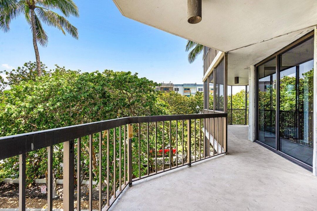 Active With Contract: $1,075,000 (3 beds, 3 baths, 2488 Square Feet)