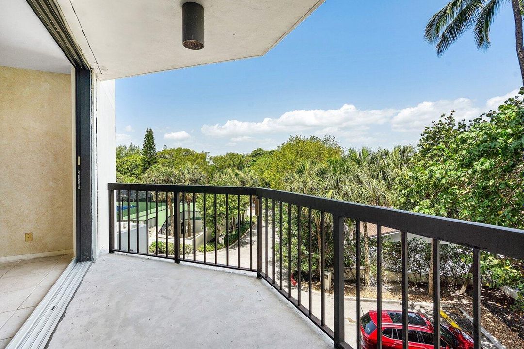 Active With Contract: $1,075,000 (3 beds, 3 baths, 2488 Square Feet)