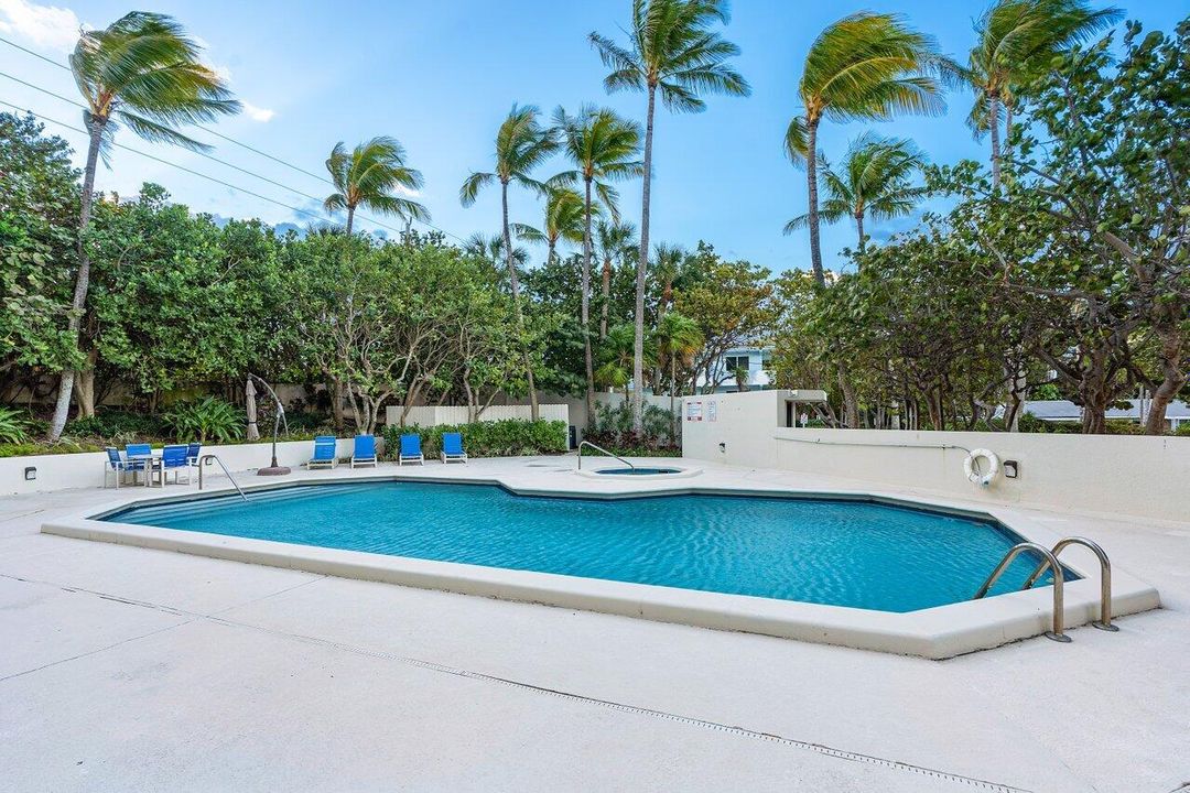 Active With Contract: $1,075,000 (3 beds, 3 baths, 2488 Square Feet)