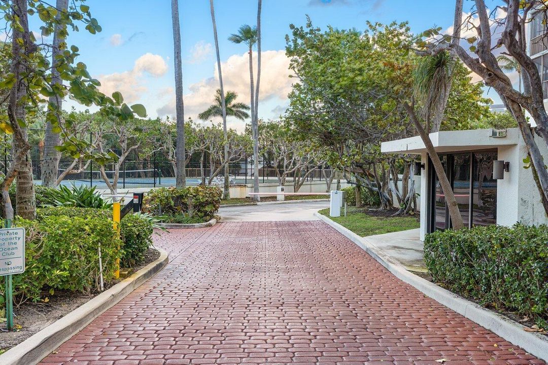 Active With Contract: $1,075,000 (3 beds, 3 baths, 2488 Square Feet)