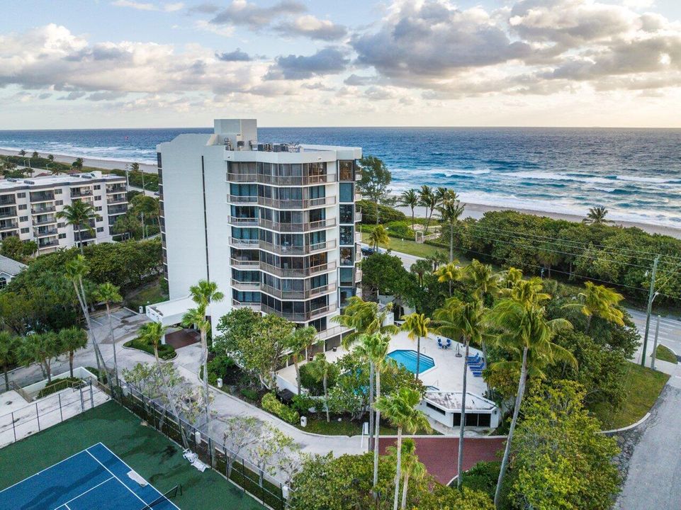 Active With Contract: $1,075,000 (3 beds, 3 baths, 2488 Square Feet)