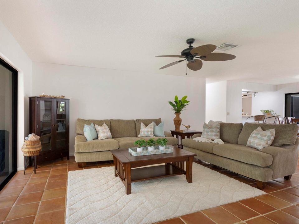 待售: $385,900 (2 贝兹, 2 浴室, 1581 平方英尺)