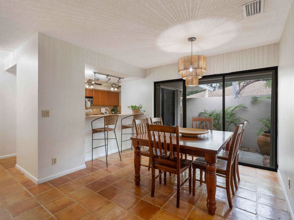 待售: $385,900 (2 贝兹, 2 浴室, 1581 平方英尺)