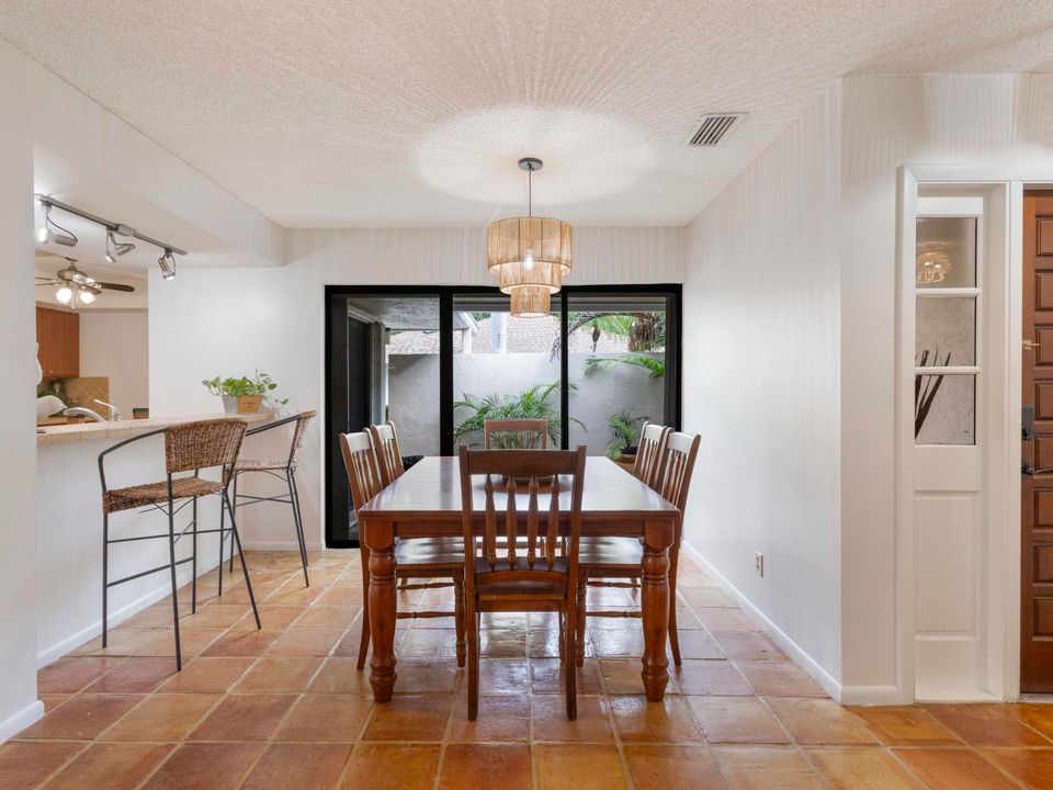 待售: $385,900 (2 贝兹, 2 浴室, 1581 平方英尺)