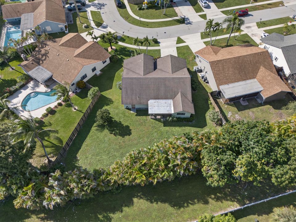 Под контрактом: $550,000 (3 спален, 2 ванн, 1927 Квадратных фут)