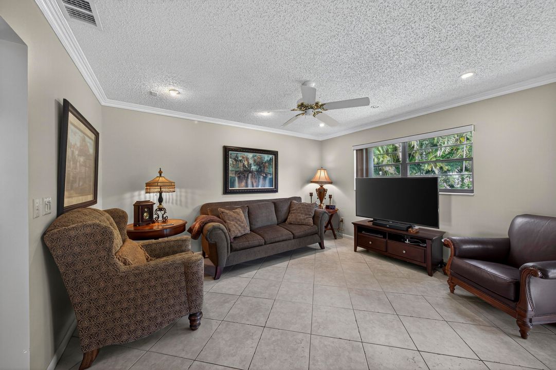 Под контрактом: $550,000 (3 спален, 2 ванн, 1927 Квадратных фут)