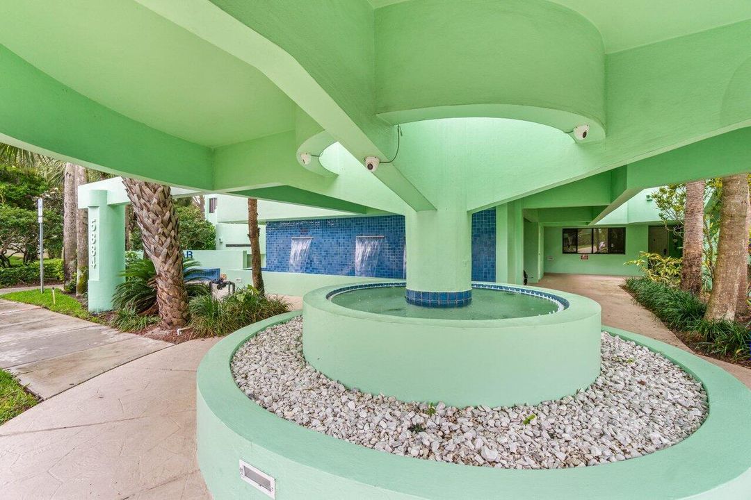 For Sale: $219,900 (1 beds, 1 baths, 717 Square Feet)