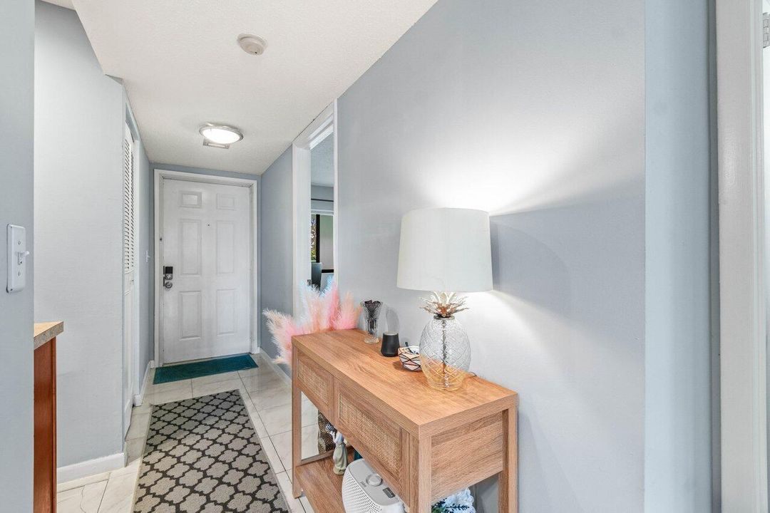 For Sale: $219,900 (1 beds, 1 baths, 717 Square Feet)