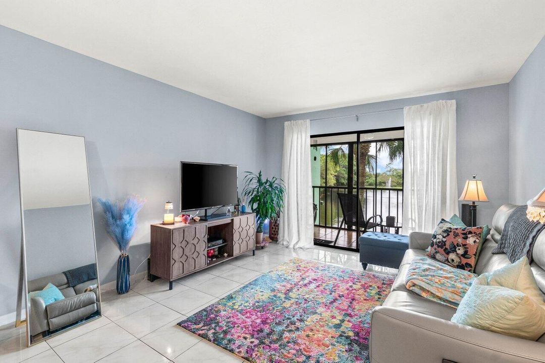 For Sale: $219,900 (1 beds, 1 baths, 717 Square Feet)